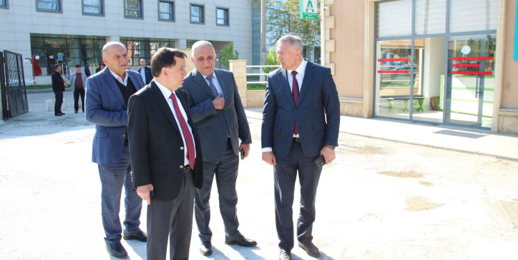 İcra başçısı xəstəxananın həyətində görülmüş işlərə baxış keçirib