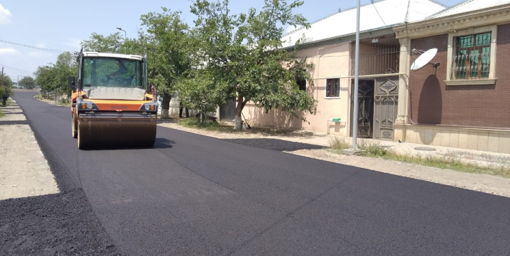 Qazaxda daha bir küçəyə yeni asfalt örtüyü vurulub