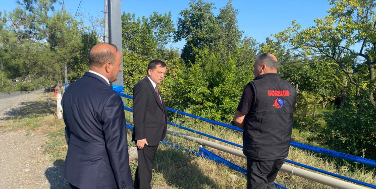 İcra başçısı Ağköynək kəndində yol kənarında həyata keçirilən abadlıq işləri ilə yerində tanış olub