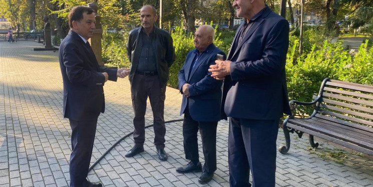 Qazaxda icra başçısı şəhərdə bir qrup vətəndaşın müraciətini dinləyib