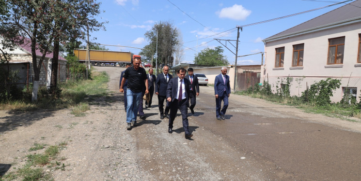 İcra başçısı yeni asfalt örtüyü vurulacaq Aslan Kəmərli küçəsində görülmüş işlərlə yerində tanış olub