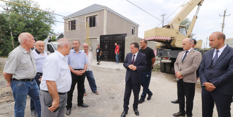 Qazaxda icra başçısı şəhərin Mir Cəlal Paşayev küçəsində yaşayan vətəndaşların transformatorla bağlı müraciətləri istiqamətində görülmüş işlərlə yerində tanış olub